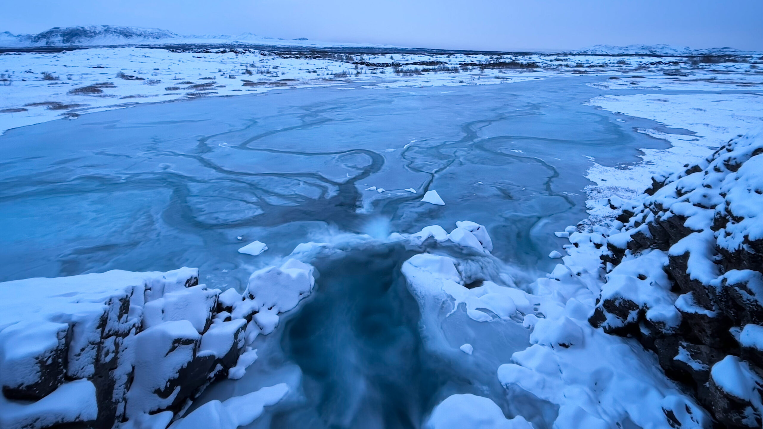 Ein zugefrorenes Ertränkungsbecken im Þingvellir-Nationalpark