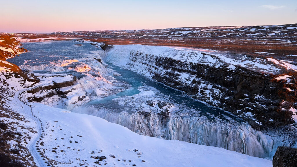 Der eindrucksvolle goldene Wasserfall, der Gullfoss in Island
