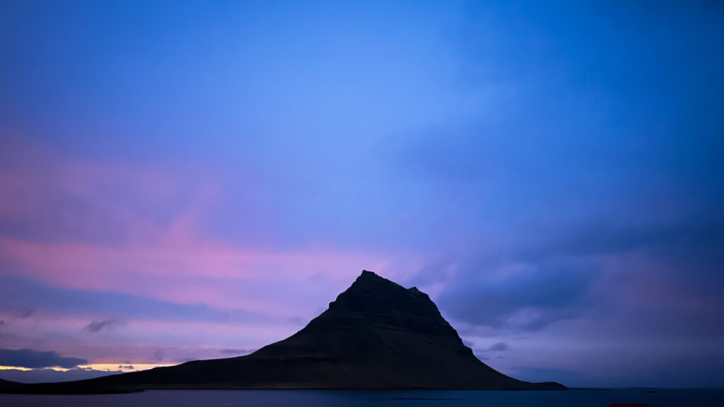 Kirkjufell, ein berühmter Berg in Island