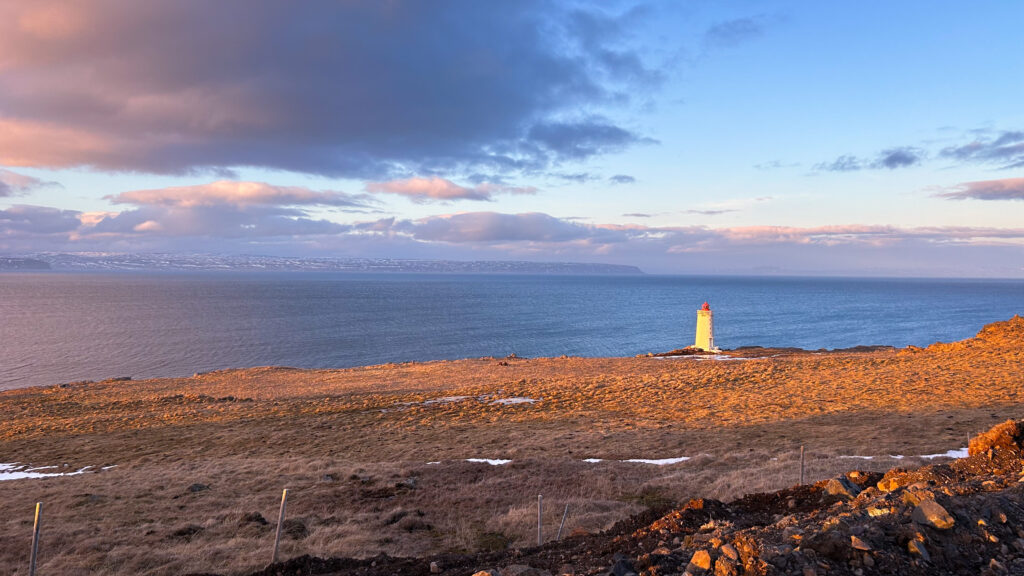 Vatnsnes-Halbinsel mit Ausblick auf einen kleinen Leuchtturm