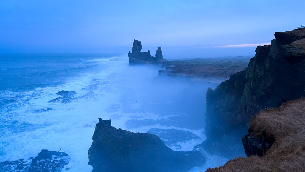 Lóndrangar sind Basaltfeseln im Snæfellsjökull-Nationalpark