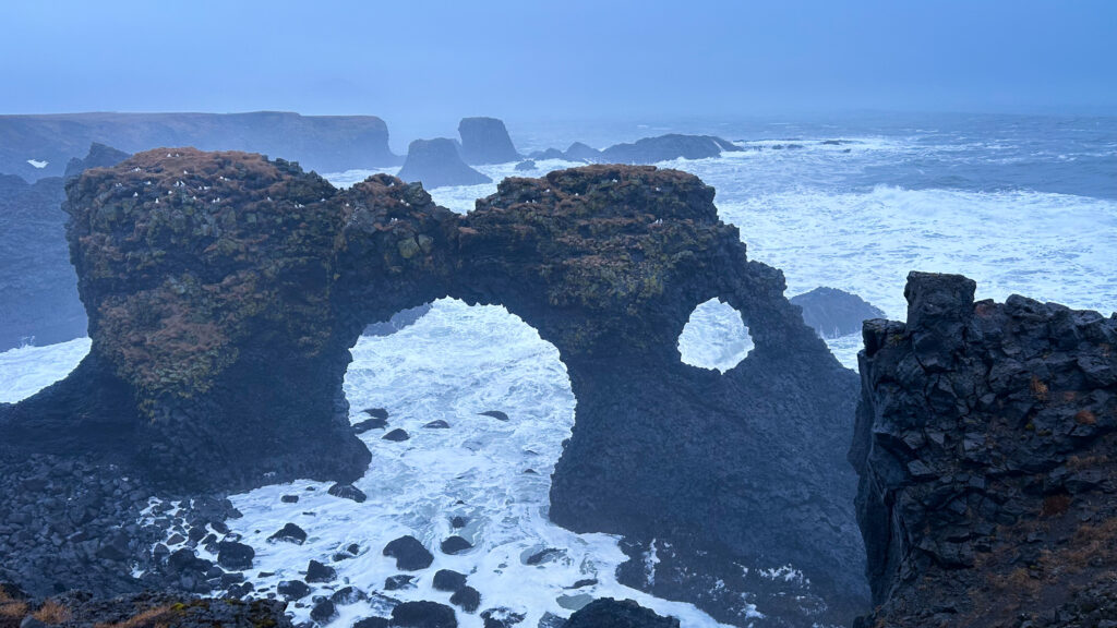 Gatklettur in Arnastapi