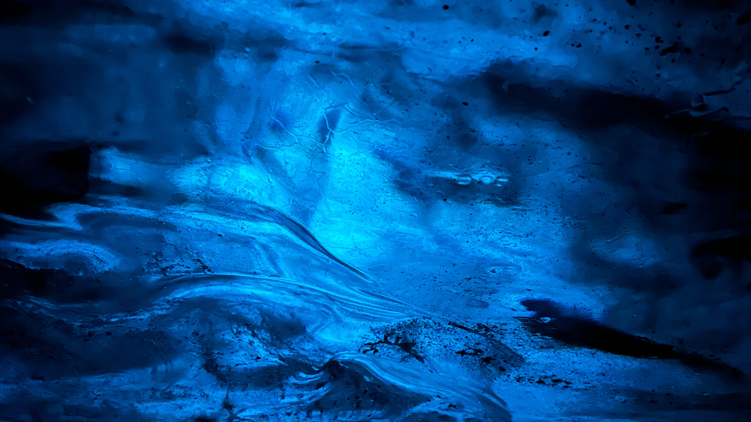 Das unwirkliche Blau einer Eishöhle in Island