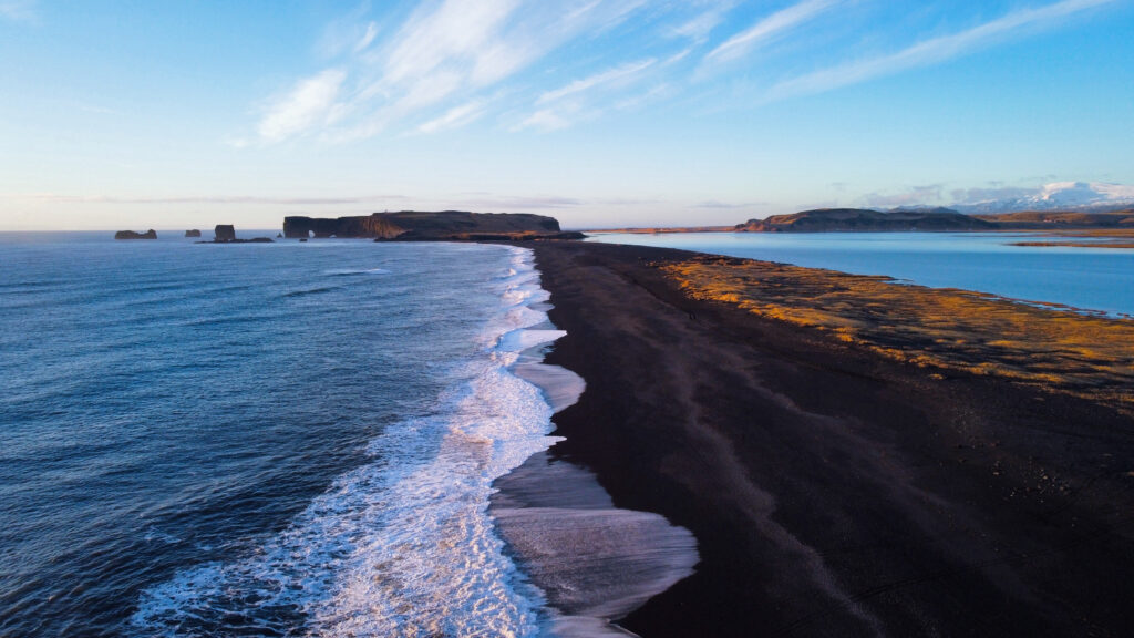 Blick über den Reynisfjara Strand in Island