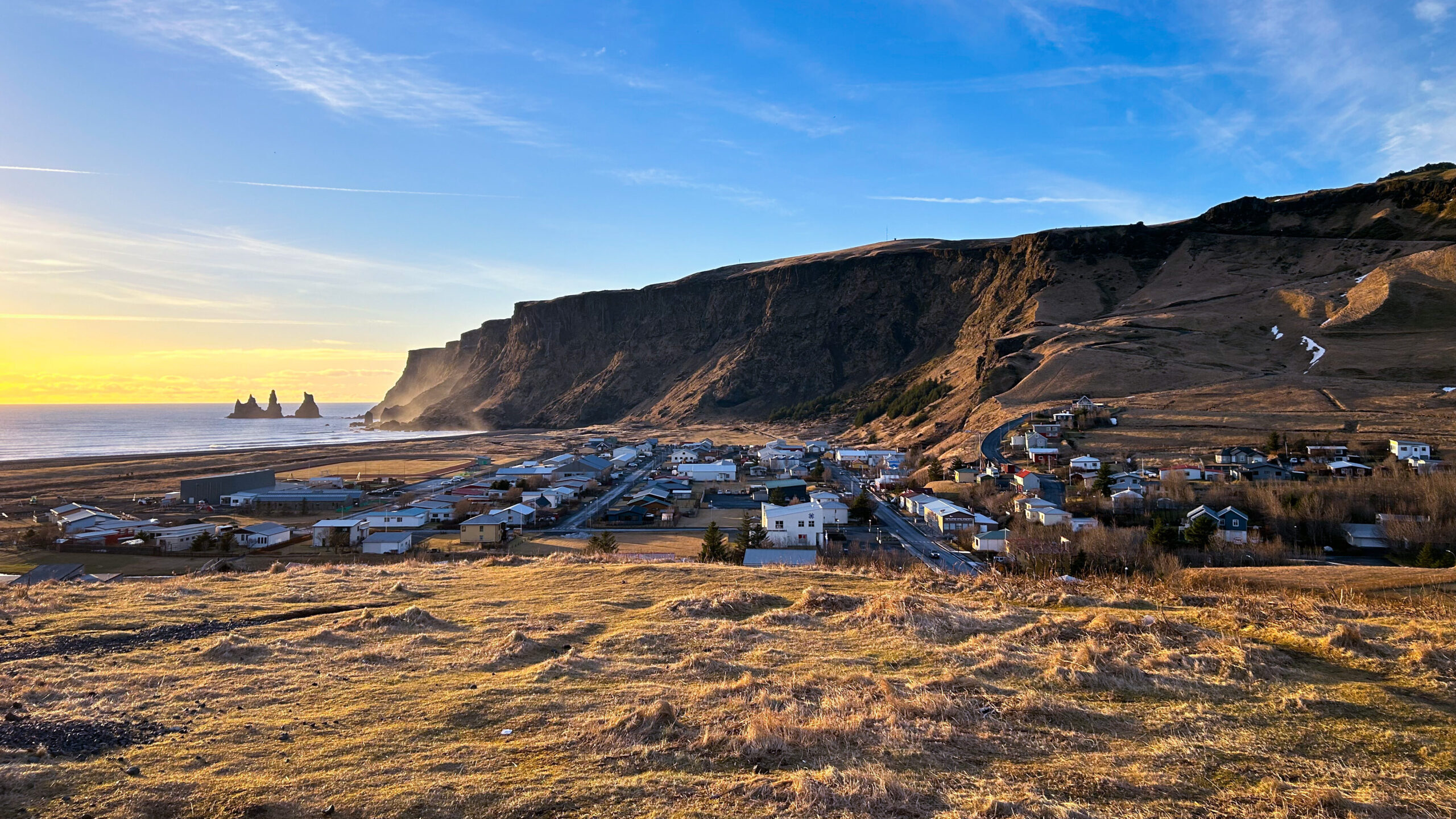 Übersicht über die Stadt Vik i Myrdal in Island im Winter