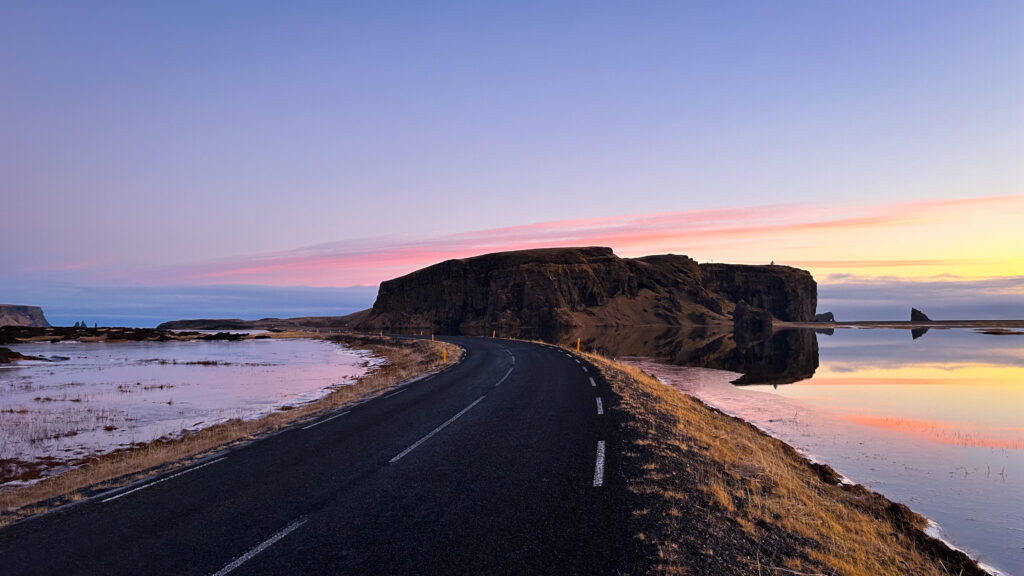 Blick auf den Dyrhólaey Im Sonnenuntergang