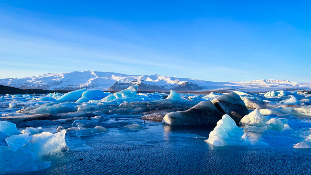 Die Gletscherlagone Jökulsárlón verändert sich ständig, weil Eisberge ins Meer fließen.