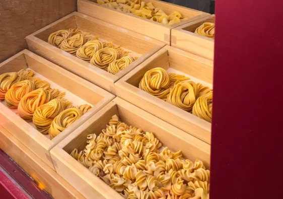 Frische Pasta im Schaufenster von Maccarone in Rom