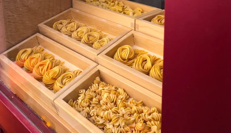 Frische Pasta im Schaufenster von Maccarone in Rom