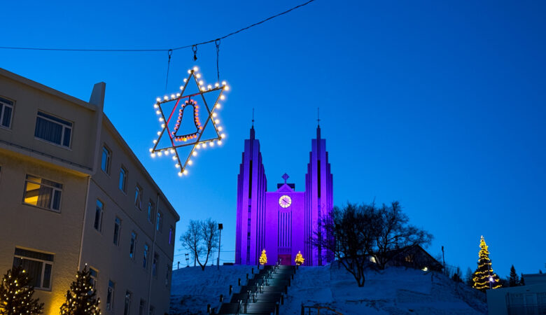 Winterlicher Blick auf die Kirche in Akureyri, Island