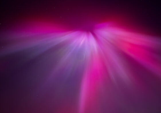 Magentafarbene Corona. Aurora borealis in Island