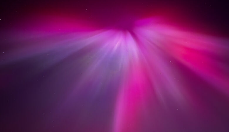 Magentafarbene Corona. Aurora borealis in Island