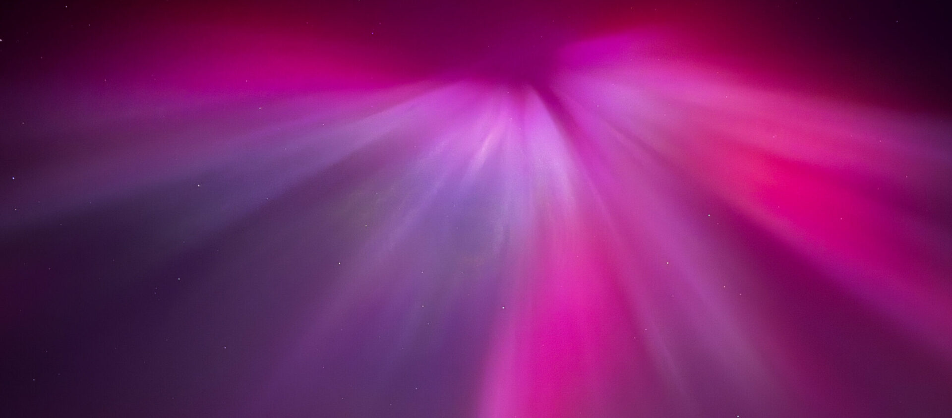 Magentafarbene Corona. Aurora borealis in Island