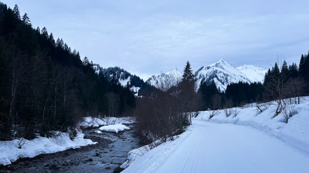 Malerische Steinbockloipe im Schnee