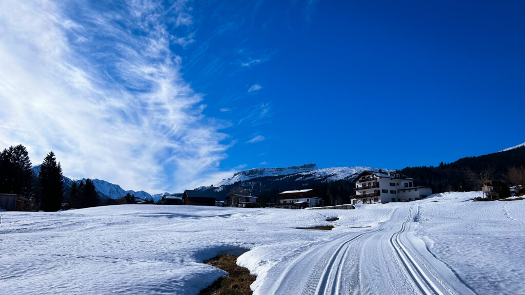 Langlaufen im Kleinwalsertal auf der sonnigen Egg-Loipe