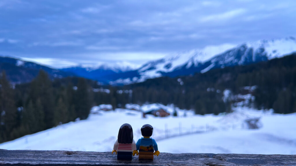 Verschwommener Blick durch das Kleinwalsertal auf das Nebelhorn, im Vordergrund zwei Legofiguren