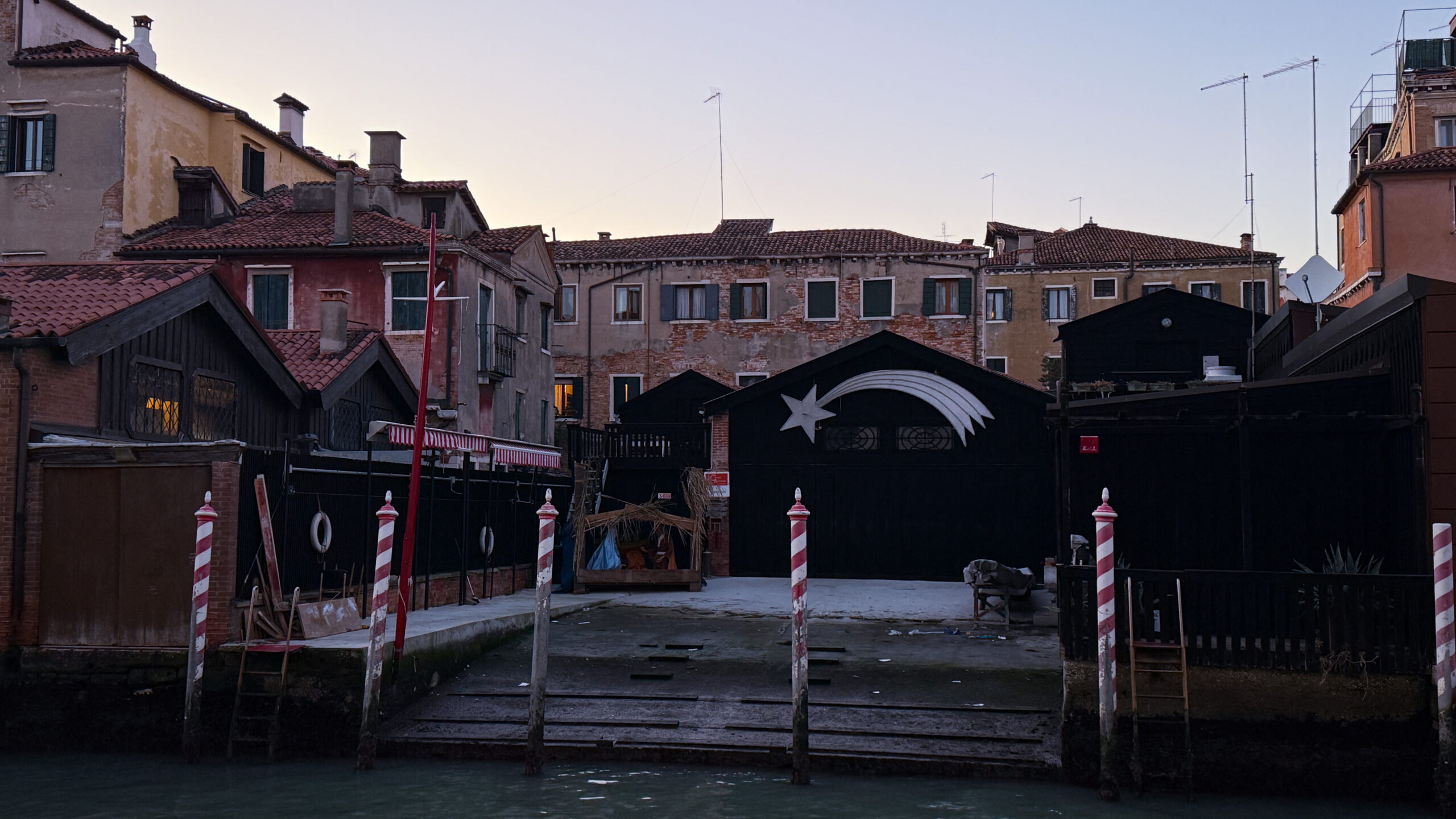 Weihnachtskrippe in einer Gondel-Werft