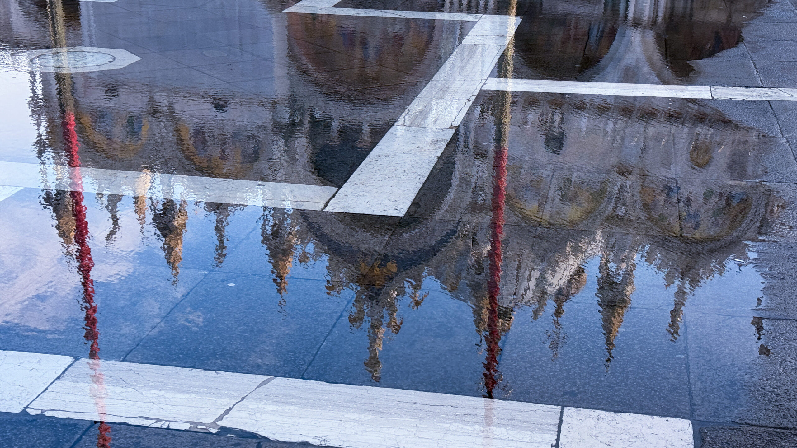 Aqua Alta auf dem Markusplatz, Spiegelung des Markusdoms im Hochwasser