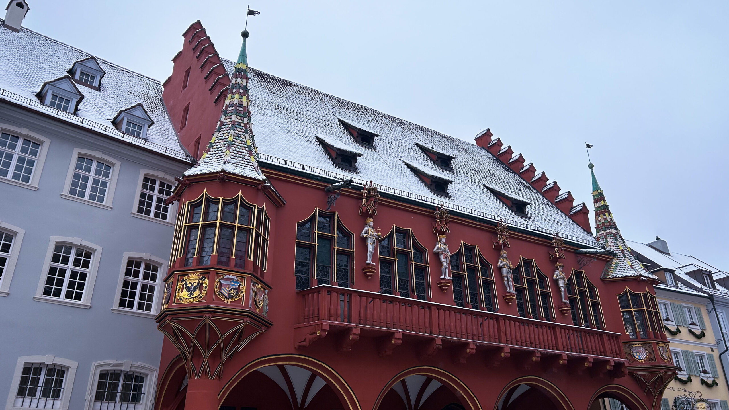 Historisches Kaufhaus mit der roten Fassade