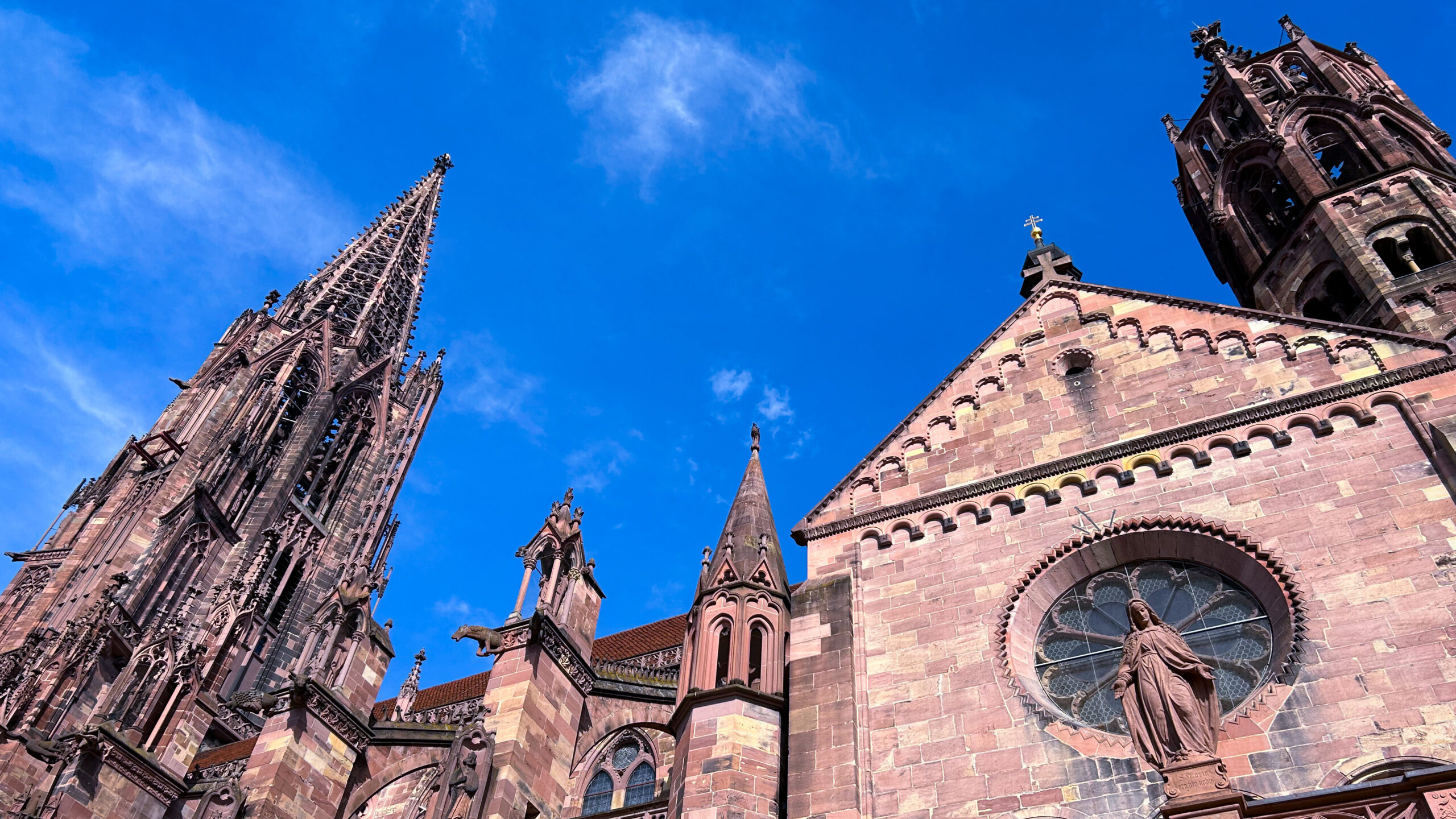Seitenansicht des sandsteinfarbenen Freiburger Münsters
