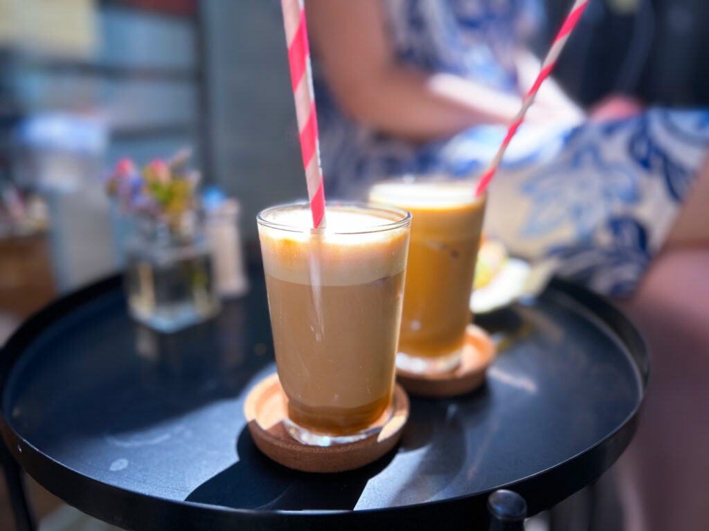 Zwei Freddo Cappuccino mit Hafermilch in der Sonne
