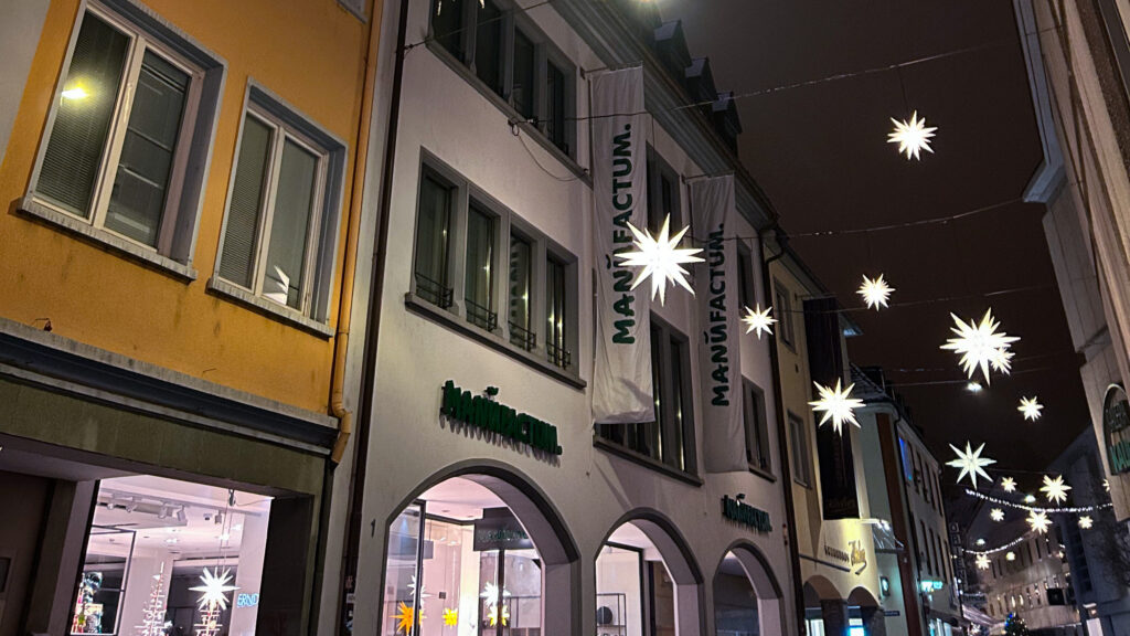 Winterliche Beleuchtung in einer Einkaufsstraße