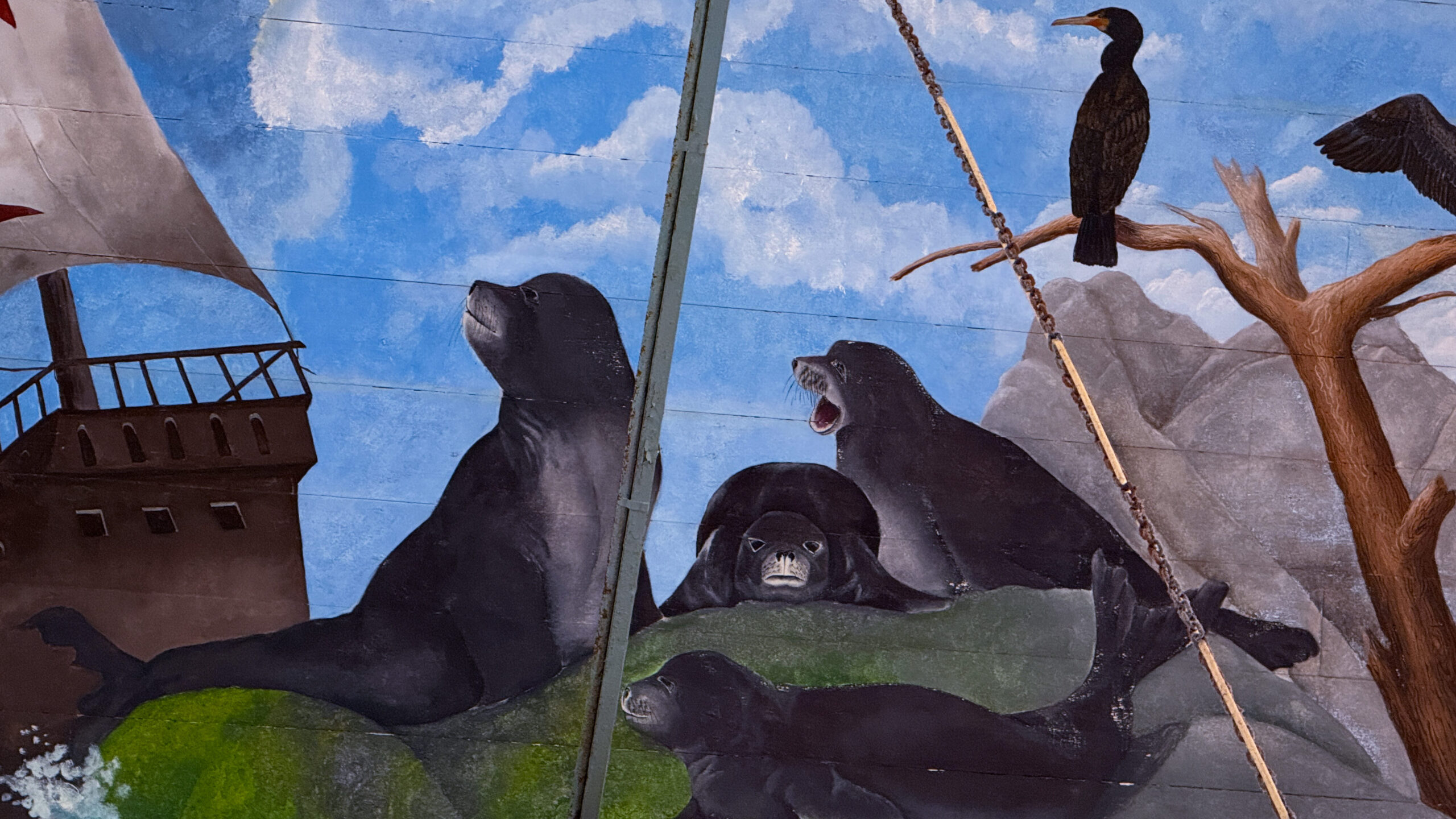 Mönchsrobben auf einem Deckengemälde in der Kirche des guten Herrn Jesu