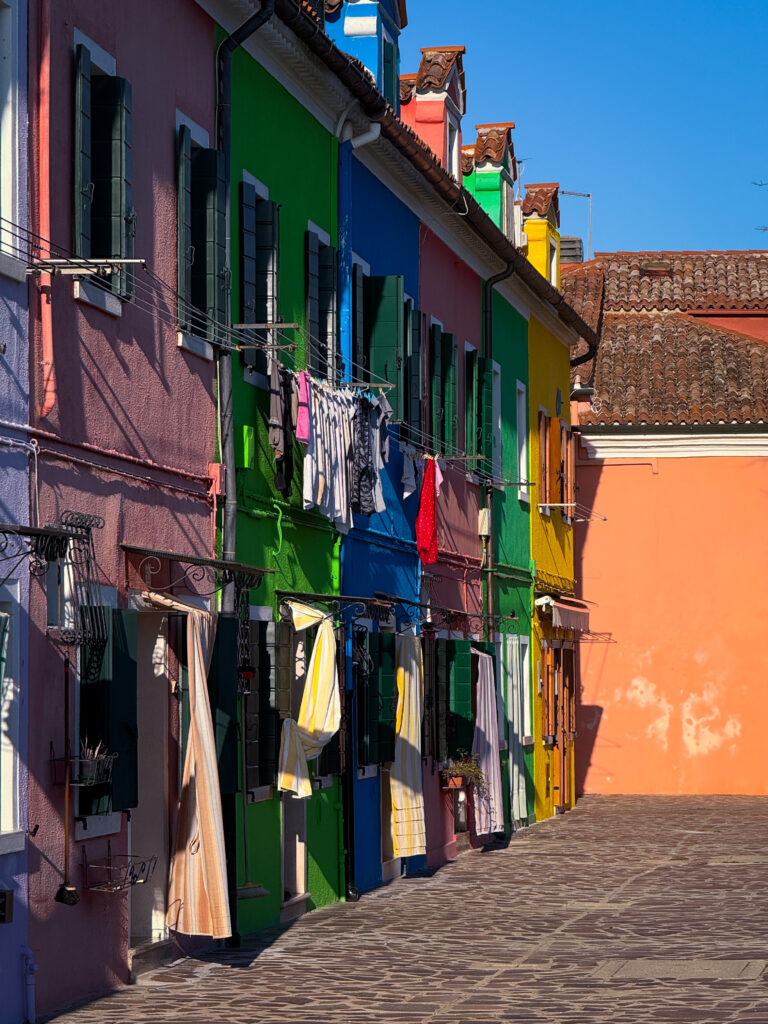 Bunte Häuser in einer Straße in Burano
