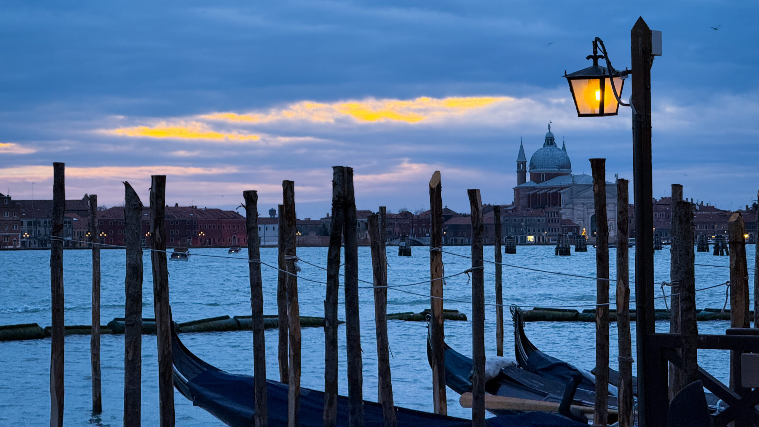 Blick auf San Giorgio Maggiore vor Gondeln und Laternen