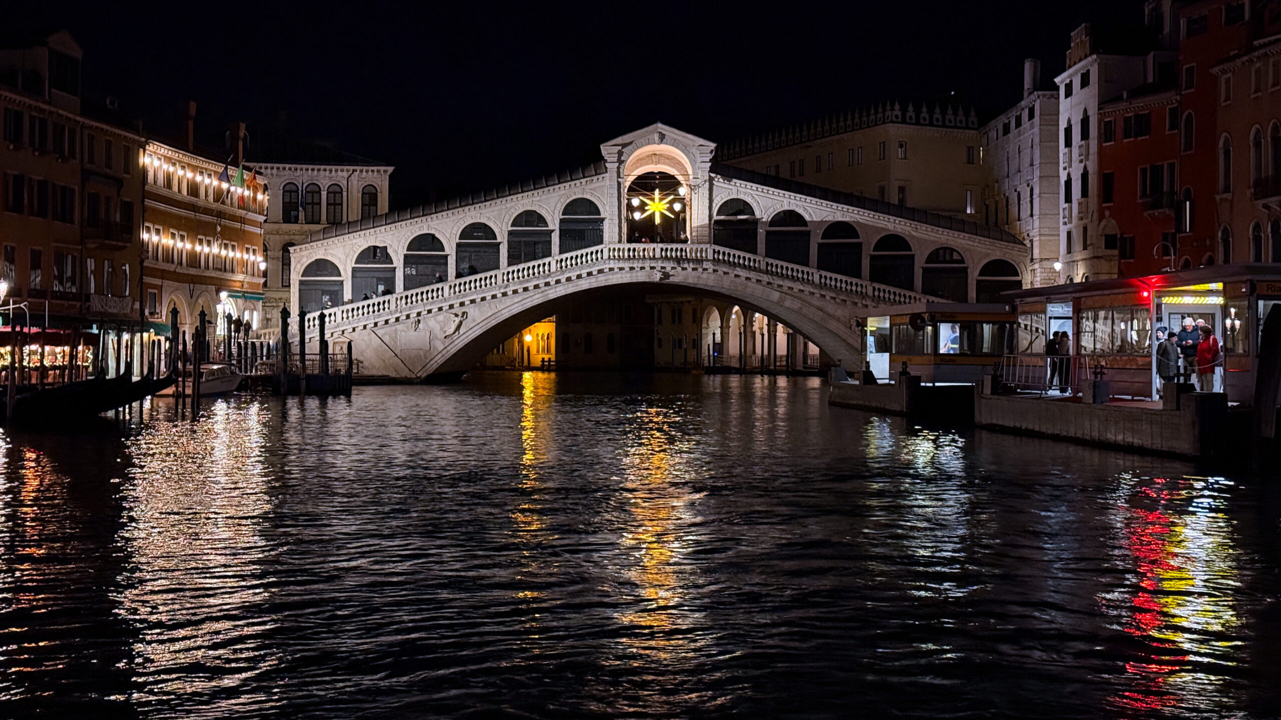 Blick auf die Rialto-Brücke bei Nacht mit einem beleuchteten Stern