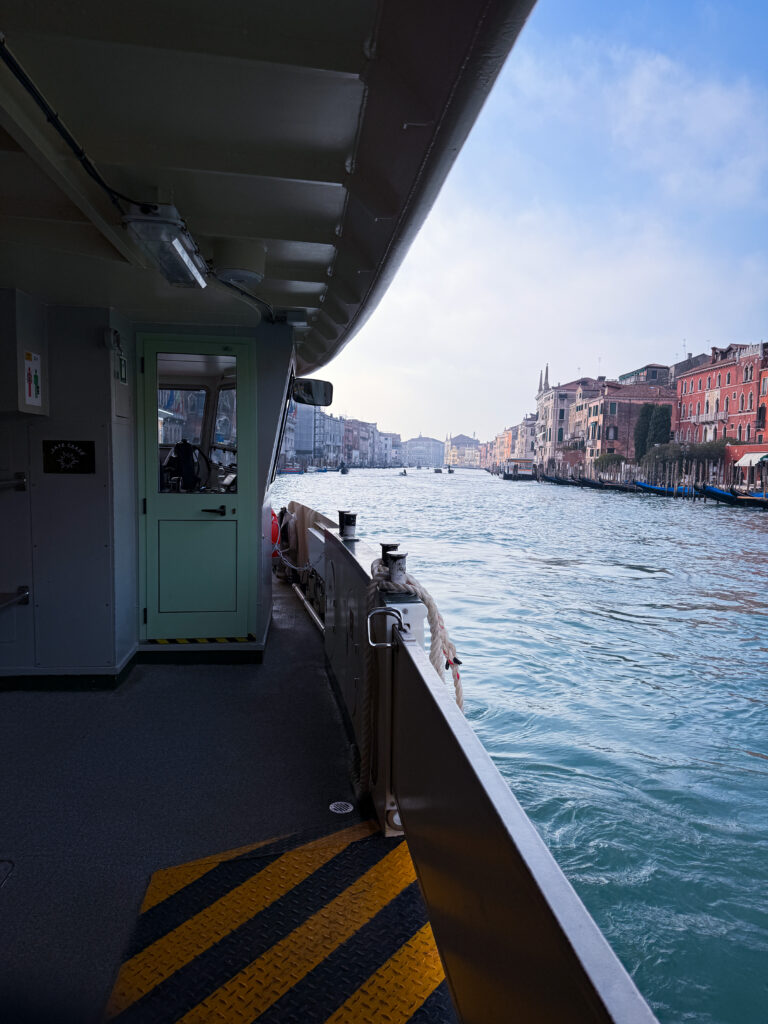 Vaporetto auf dem Canal Grande, Blick vom Schiff aus