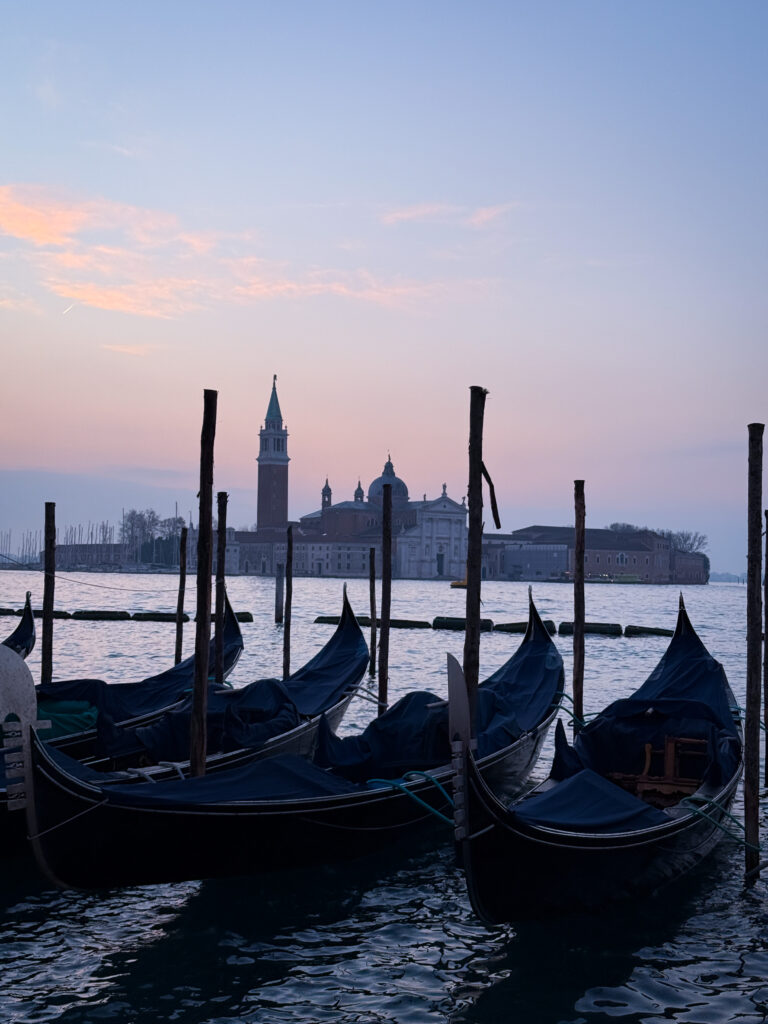 Gondeln im winterlichen Venedig
