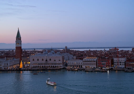 Blick auf den Markusplatz bei Nacht, im Vordergrund der Dogenpalast.
