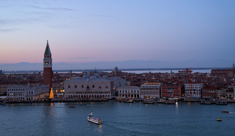 Blick auf den Markusplatz bei Nacht, im Vordergrund der Dogenpalast.