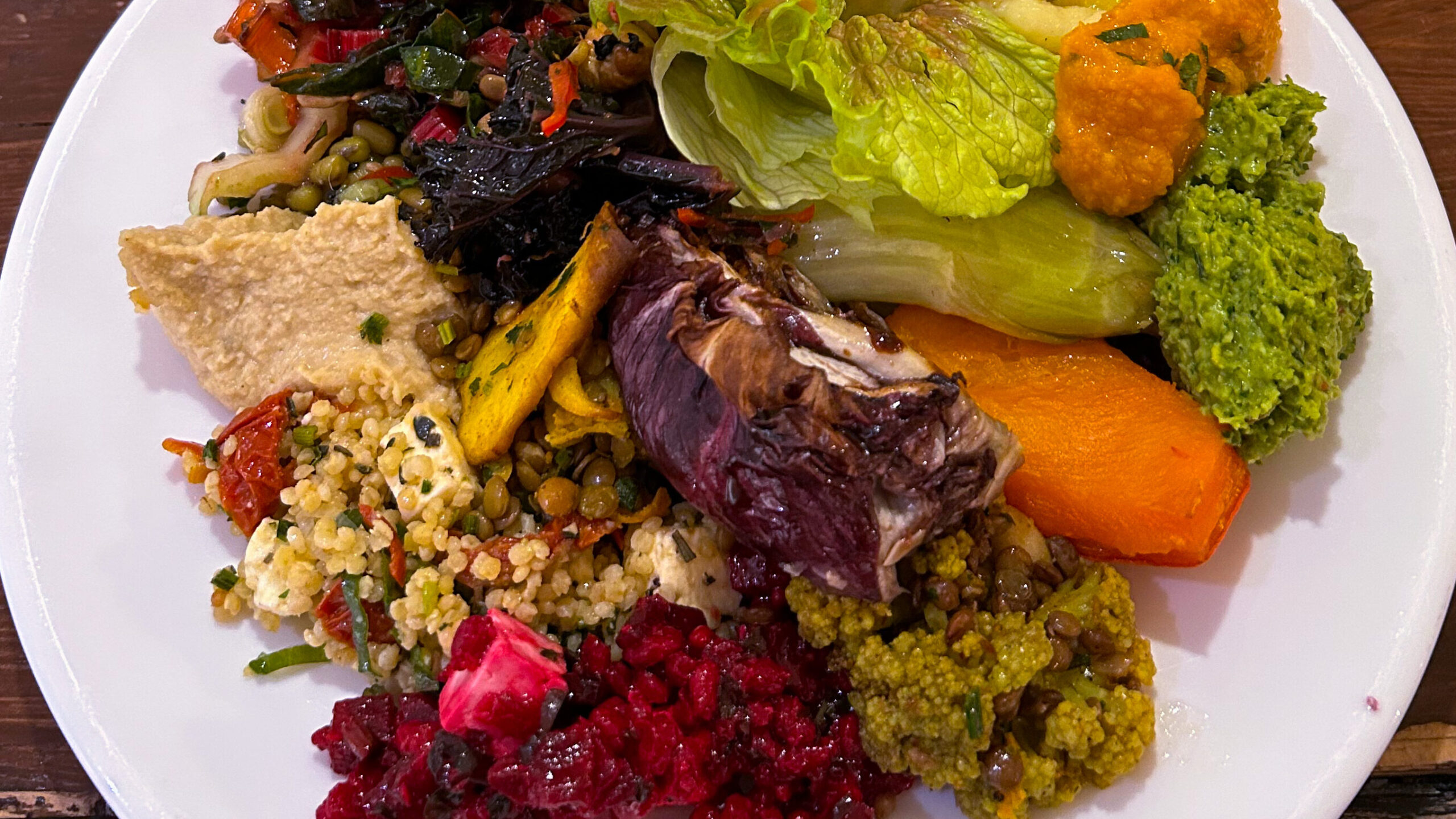 Bunter Teller mit Gemüsegerichten im Adelhaus