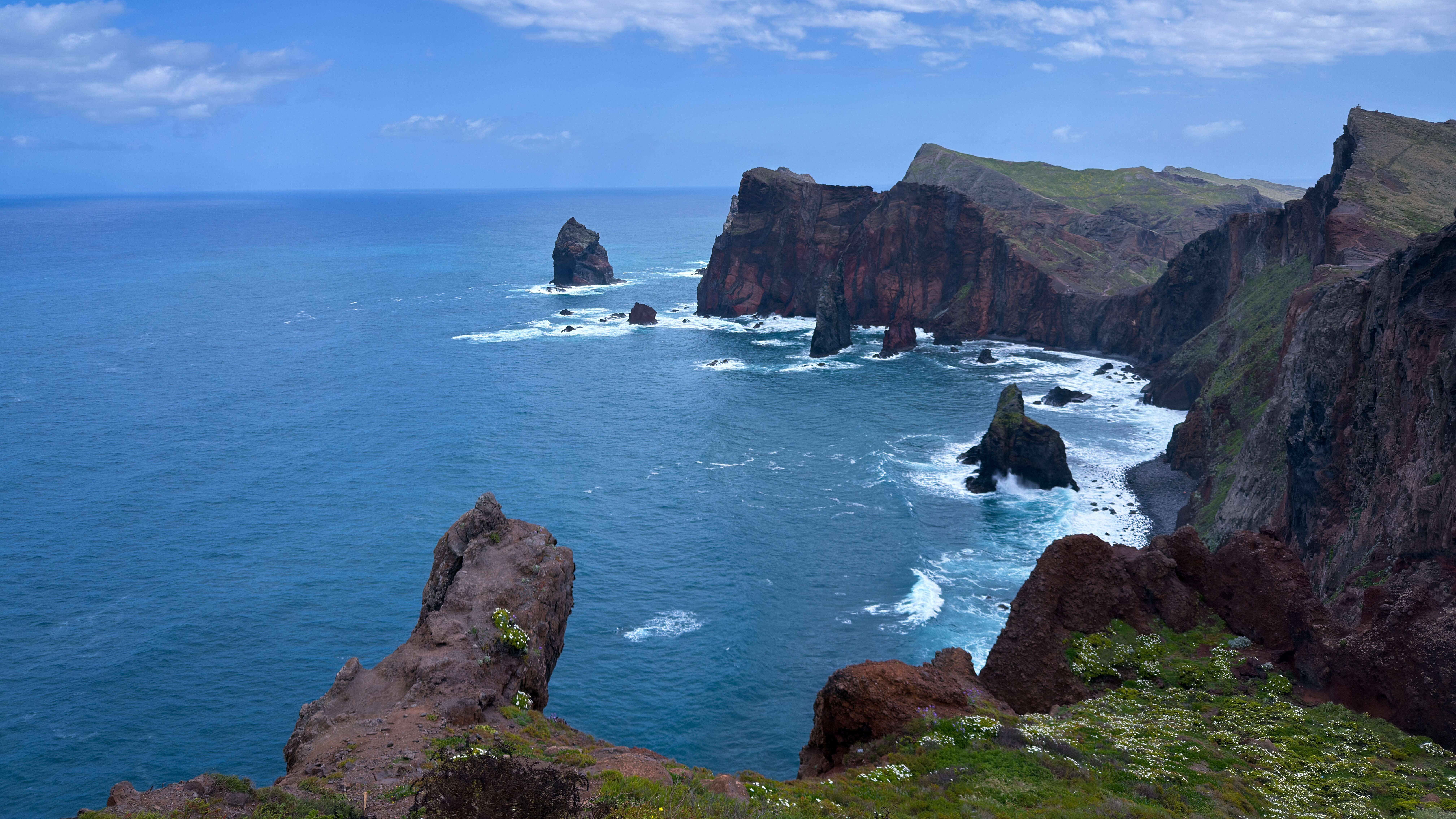 Blaues Meer, blauer Himmel und der Blick auf die Felsen von São Lourenço