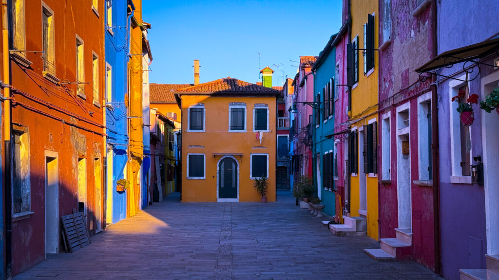 Bunte Häuser im Abendlicht auf Burano