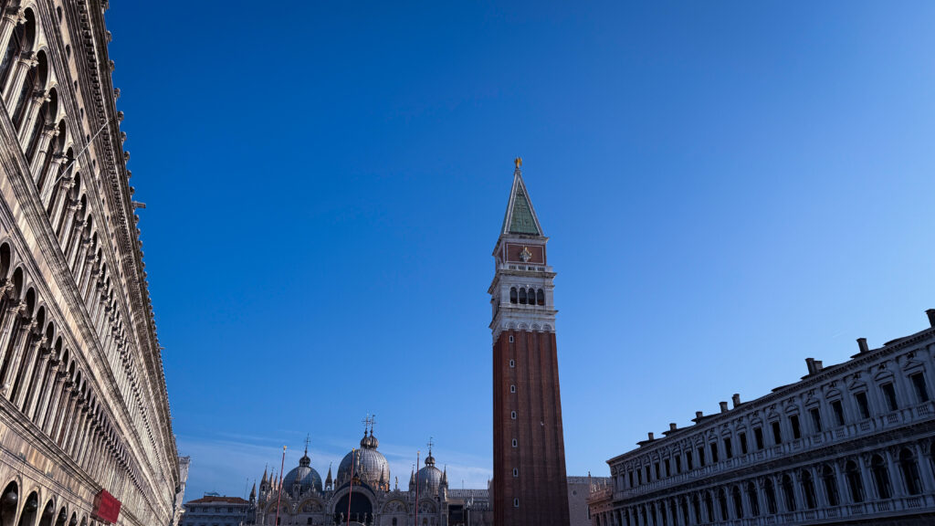 Blick auf den Markusplatz mit dem Markusdom im Zentrum neben dem Campanile