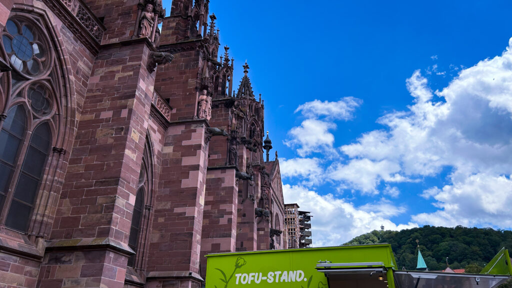 Tofu-Stand auf dem Freiburger Münsterplatz