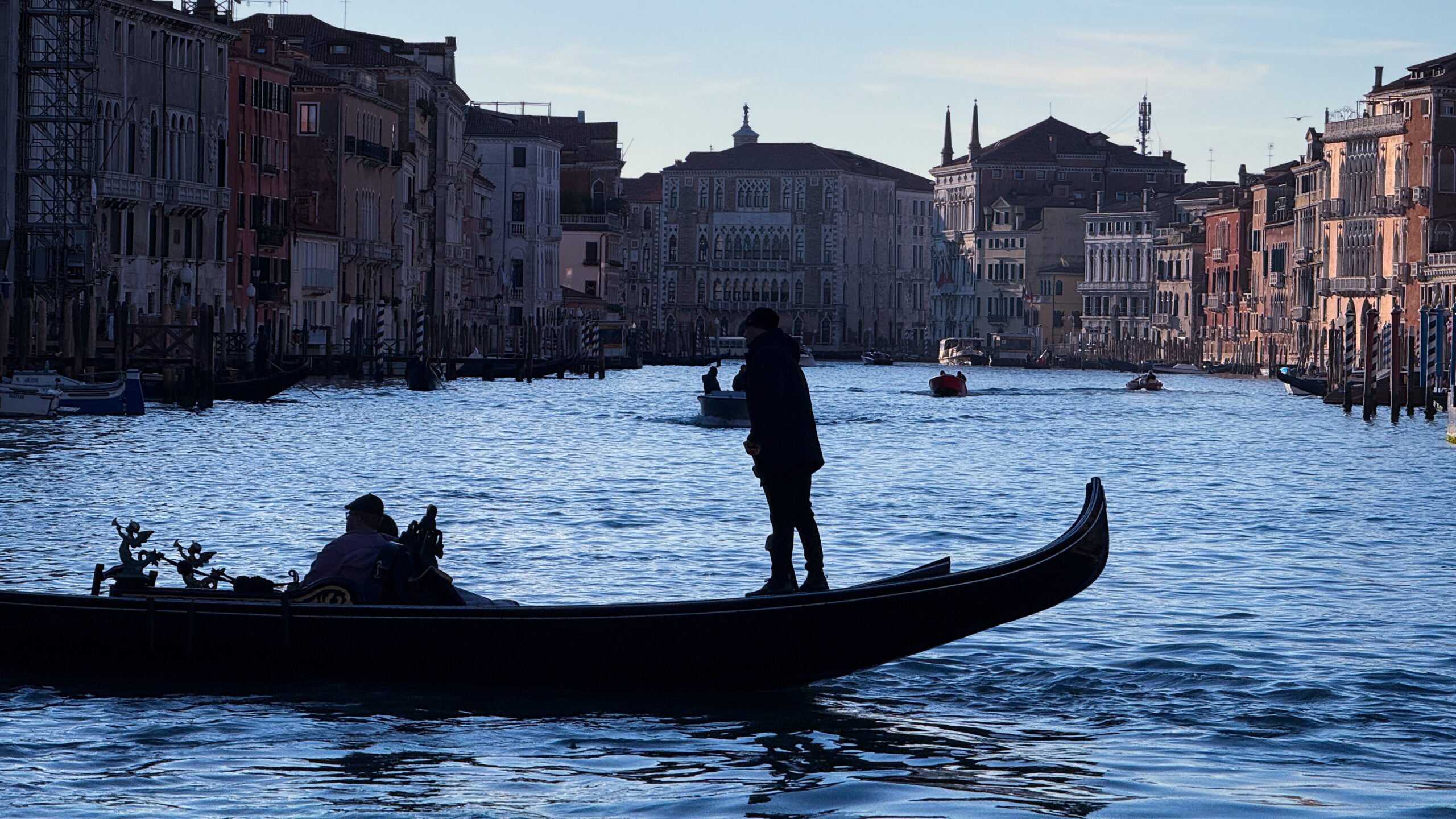 Gondoliere auf dem Canal Grande im Gegenlicht