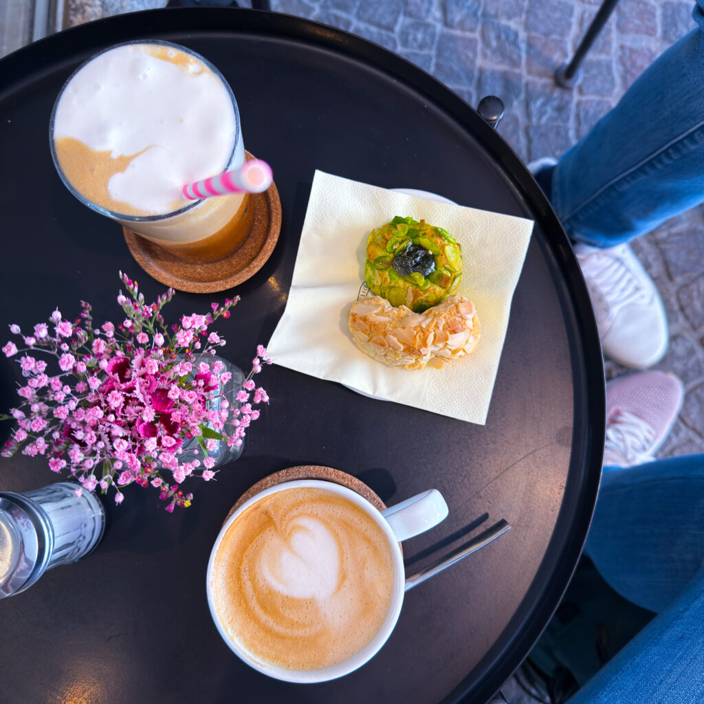 Freddo Cappuccino und Cappuccino mit griechischem Gebäck