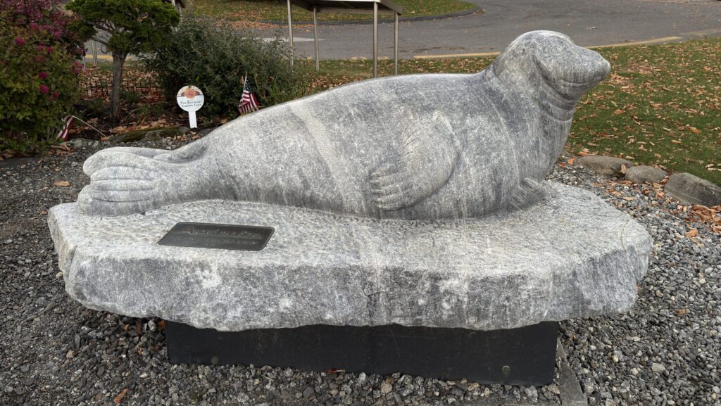 Statue aus Stein in Form eines Seehundes