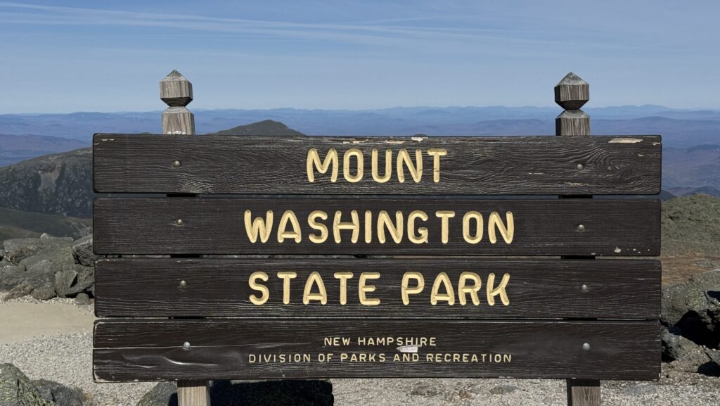 Schild auf dem Gipfel des Mount Washington, der den State Park ausweist.