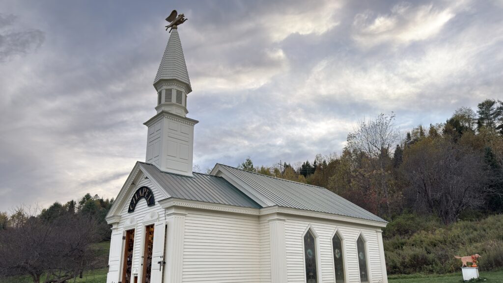 Weiße Kapelle mit Wetterhund 