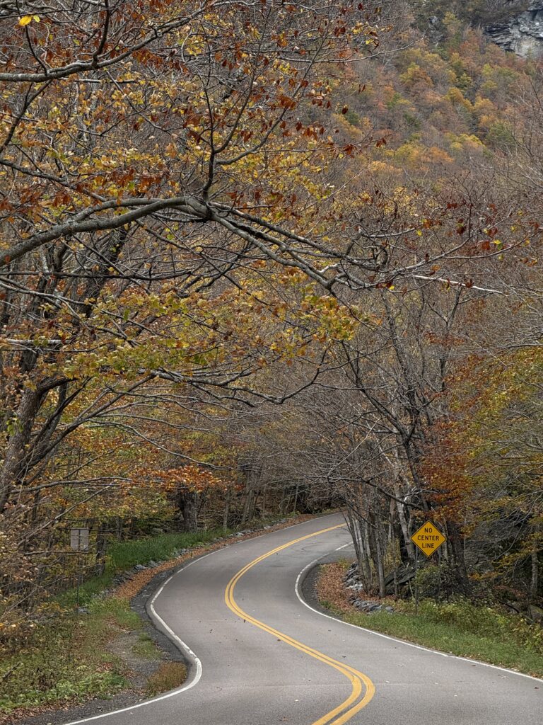 Gewundene Straße auf den Smugglers‘ Notch Pass