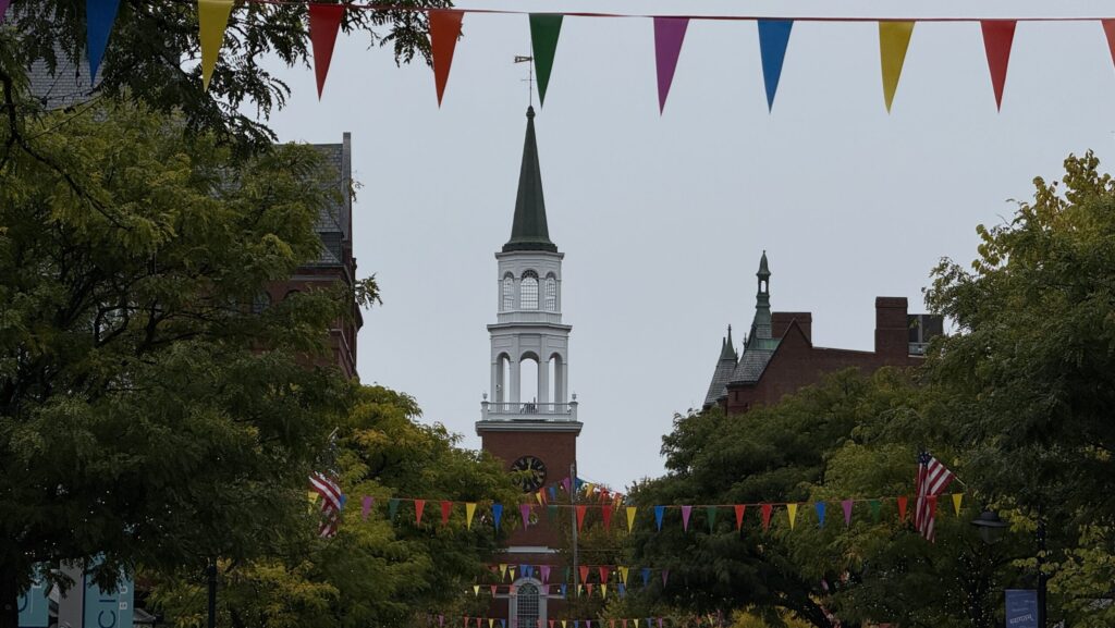 Bunte Fahnen in der Fußgängerzone von Burlington