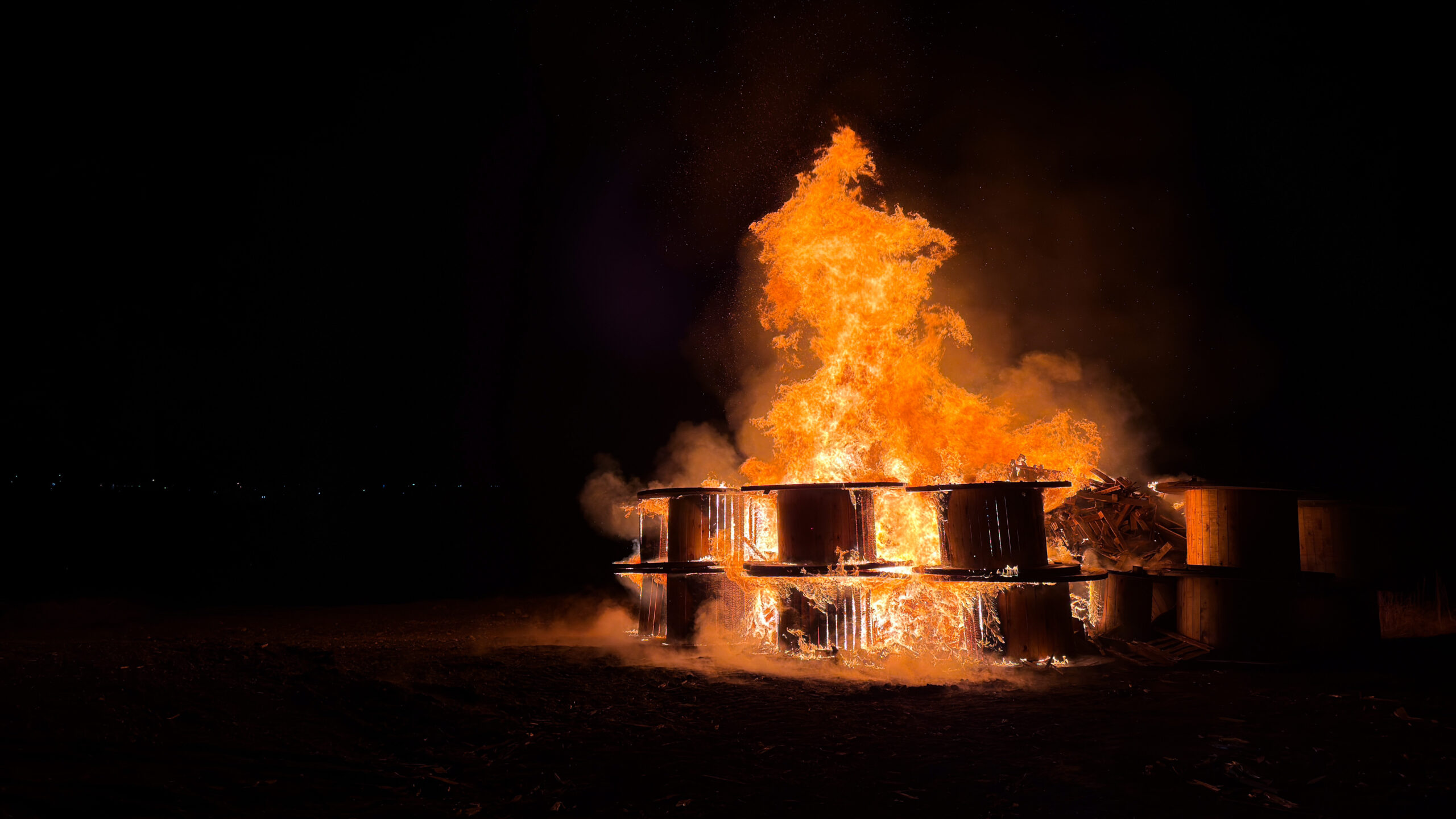 Großes Neujahrsfeuer, es brennt ein riesiger Holzstapel lichterloh
