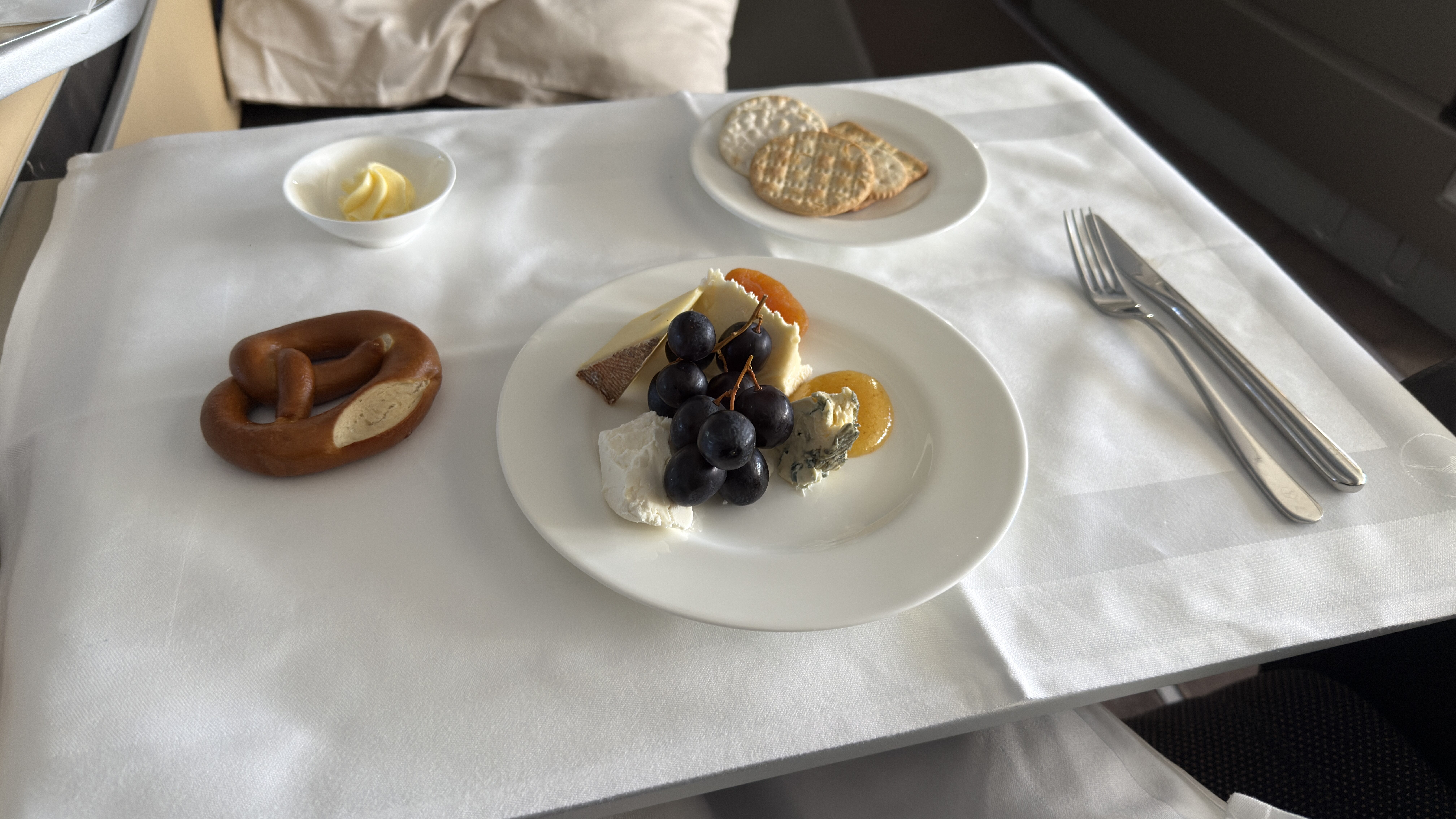 Teller mit verschiedenen Käsesorten und Brot in der Lufthansa First Class